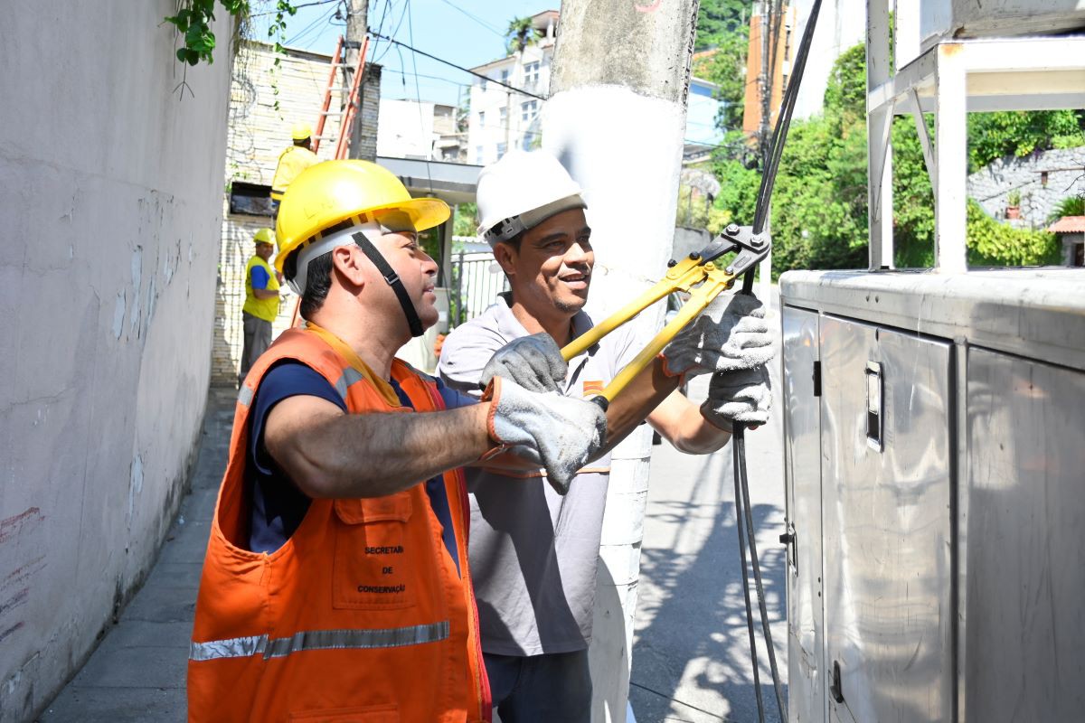 Prefeito diz que vai multar concessionárias que deixarem fios soltos